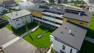 Wohnanlage mit Tiefgarage und verschiedenen Systemlösungen für das Dach von BMI Bramac