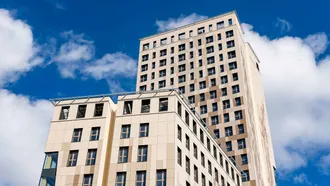 Das HoHo Haus Wien mit seinen drei Türmen ist das zweithöchste Holzhaus der Welt und besitzt mehrere Stockwerke sowie je Gebäude ein Flachdach