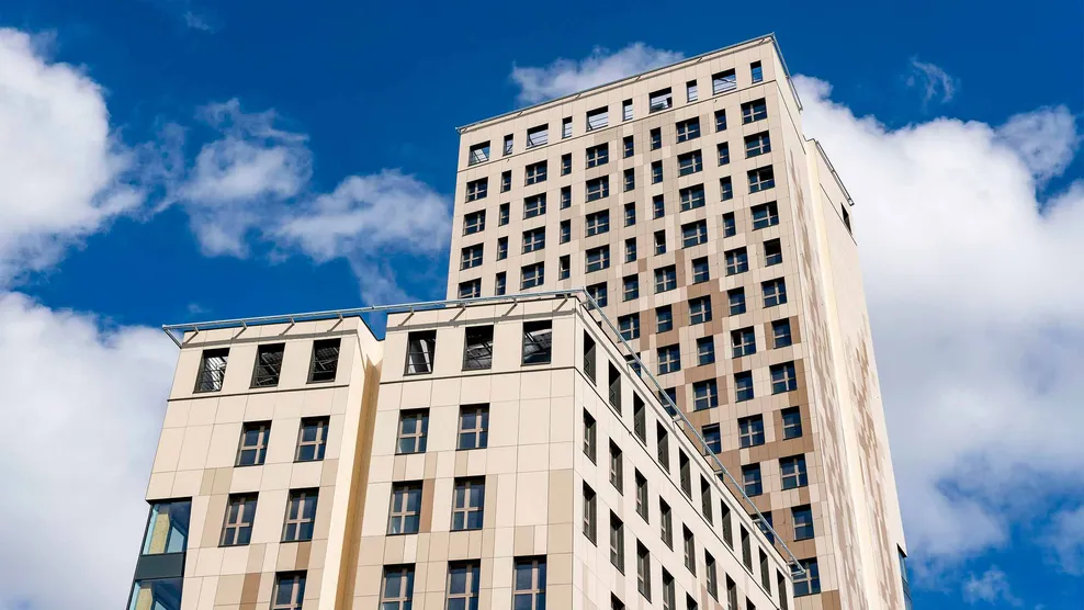 Das HoHo Haus Wien mit seinen drei Türmen ist das zweithöchste Holzhaus der Welt und besitzt mehrere Stockwerke sowie je Gebäude ein Flachdach