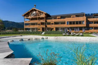 die Ferienanlage Central Flachau bietet unzählige Möglichkeiten zur Urlaubsgestaltung sei es der große Schwimmteich oder die Gartenhütte zum Grillen und leckeren Essen genießen
