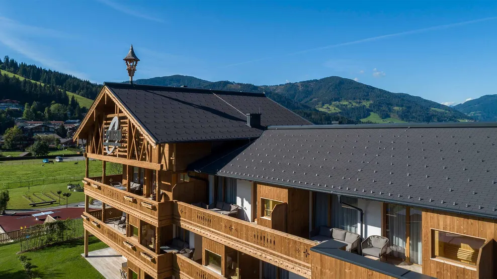 Blick auf die verschiedenen Hotelzimmer des Hotels Central in Flachau bei dem die verwendeten PM-Schindel von BMI Bramac auf die speziellen Klimabedingungen in Österreich sowie Europa angepasst wurden 