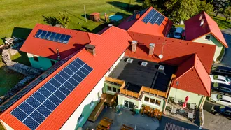 Die Laabacher Weinschenke der Familie Schleichl aus der Vogelperspektive mit Sicht auf das lange Steildach mit PV Anlagen zur Stromerzeugung