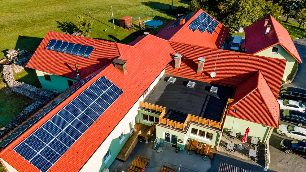 Die Laabacher Weinschenke der Familie Schleichl aus der Vogelperspektive mit Sicht auf das lange Steildach mit PV Anlagen zur Stromerzeugung