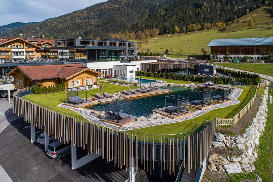 Gründach mit Pool und Liegemöglichkeiten über Autogarage 
