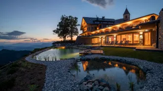 Magdalensberg Außenpool und Außenbeleuchtung beim Haus im Hintergrund