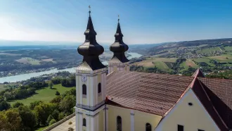 Die Basilika von Maria Taferl nach der Neueindeckung des historischen Steildachs mit rund  24.000 Ziegeln.