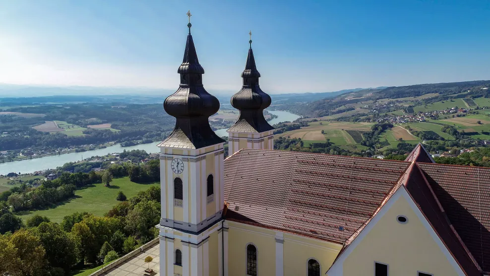 Die Basilika von Maria Taferl nach der Neueindeckung des historischen Steildachs mit rund  24.000 Ziegeln.