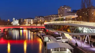 die Villas Produkte mitten in Wien ermöglichen einen optischen Genuss durch die markante Dachkonstruktion des Wiener Szenerestaurants Motto am Fluss