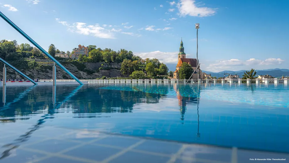 Die Aussicht aus dem Infinity-Pool mit Weitblick über Salzburg bei schönem Wetter 