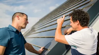 Rainer Schönfelder im Gespräch mit Dachdecker Peter Gerstenberger über das Bramac PV Premium System