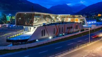 Die Schlossalmbahn Bad Hofgastein überzeugt mit moderner Architektur sowie den weitläufigen Flachdächern, welche mit Bitumenbahnen von BMI Villas ausgestattet wurden. 