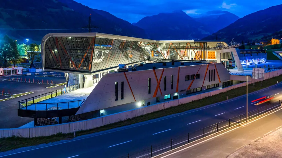 Die Schlossalmbahn Bad Hofgastein überzeugt mit moderner Architektur sowie den weitläufigen Flachdächern, welche mit Bitumenbahnen von BMI Villas ausgestattet wurden. 