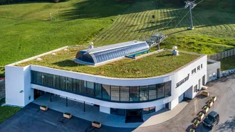 Die neue Talstation des SilverJet mit extensiver Gründach-Systemlösung von BMI Villas