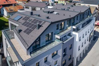 mehrstöckiges Stadthaus Bischofshofen mit Photovoltaikanlage