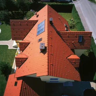 Steildach mit verschiedenen Dachzubehör aus der Vogelperspektive abgelichtet