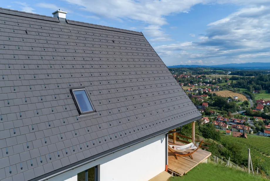 Steildach mit Tegalit Dachsteinen sowie einem Holzbalkon zum entspannen, welcher zudem auch eine schöne Aussicht auf das Tal bietet