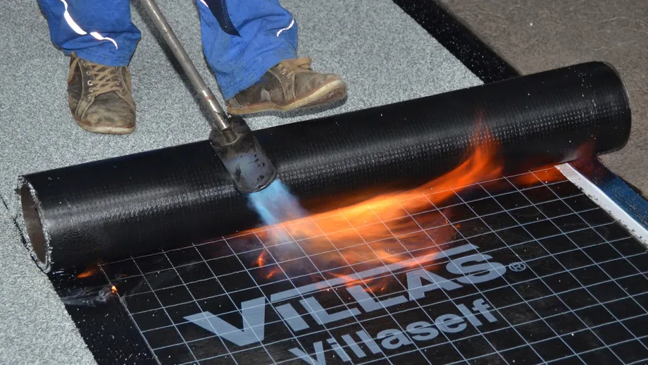 Verarbeitung der Villaself von BMI Villas mit Feuer 