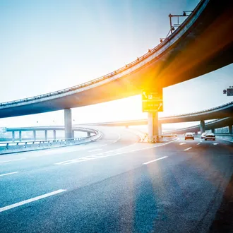 Sonnenstrahlen auf der Autobahn mit einer Brücke, welche mit BMI Villas Produkten abgedichtet wurde