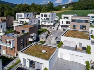 Blick auf die modernen Reihenhäuser und dessen Flach- sowie Gründächern von BMI Österreich