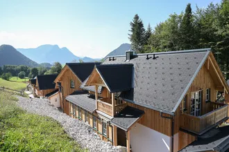 Narzissendorf Zloam im Sommer - Häuser mit Villas DichtDach Schindeln eingedeckt